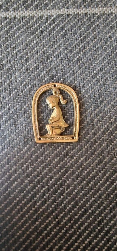 Médaillon en or avec motif d'enfant